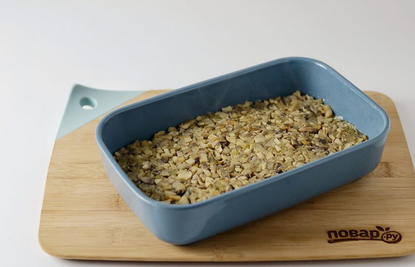 1. Этап. Запеканка с грибами: Следующим слоем выложите начинку из грибов и лука. Сверху накройте второй половиной картофеля.