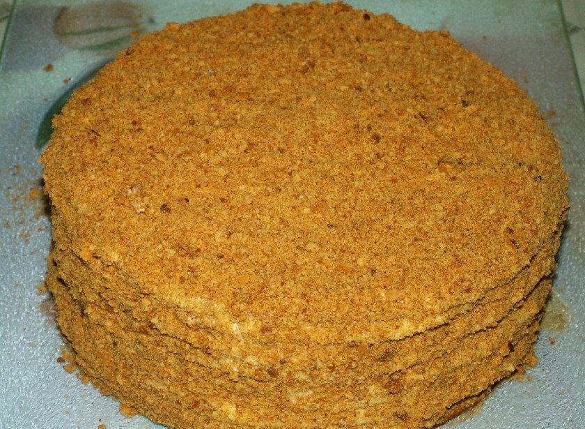 1. Этап. Торт Медовик со сгущенкой: Посыпьте крошкой из обрезков теста. Отправьте в холодильник настоятся и пропитаться на 4-5 часов.