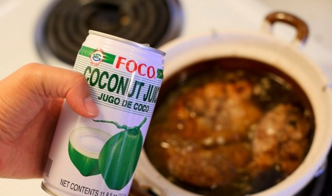 1. Этап. Тушеная зубатка: Влейте кокосовый сок. Рыбка должна покрыться не полностью, до половины приблизительно. На маленьком огне при закрытой крышке тушите зубатку минут 30. Соус не должен выкипать полностью, поэтому при необходимости подливайте кокосовый сок.