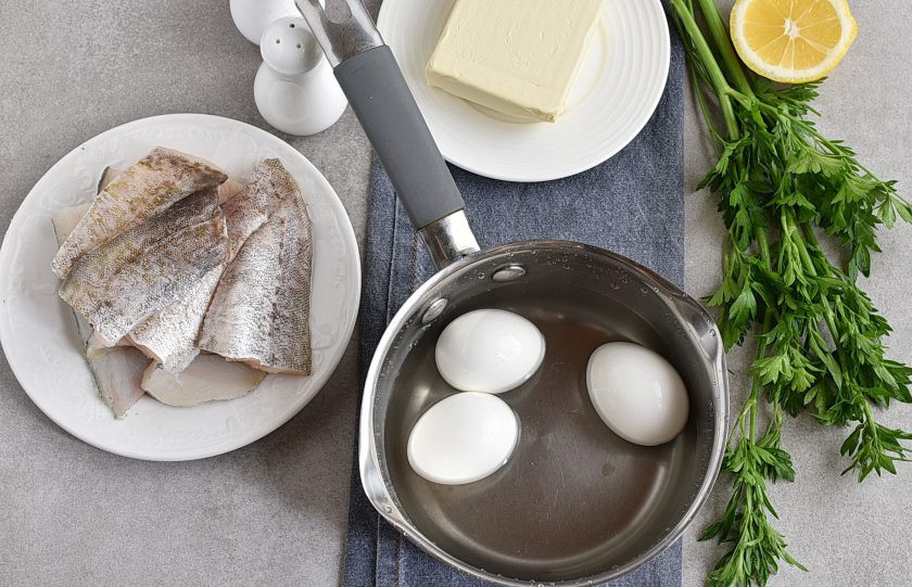 1. Этап. Треска по-польски: Яйца залейте водой и поставьте вариться вкрутую на 8 минут. Готовые яйца обдайте ледяной водой и очистите.