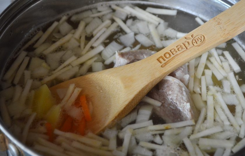 1. Этап. Французский фасолевый айнтопф: Через 40 минут после начала варки супа, положите порезанные овощи в суп, в том числе и картофель, его можно порезать кубиками. Варите 20 минут.