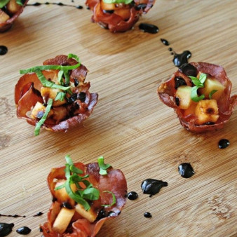 Новогодние корзиночки из бекона с дыней