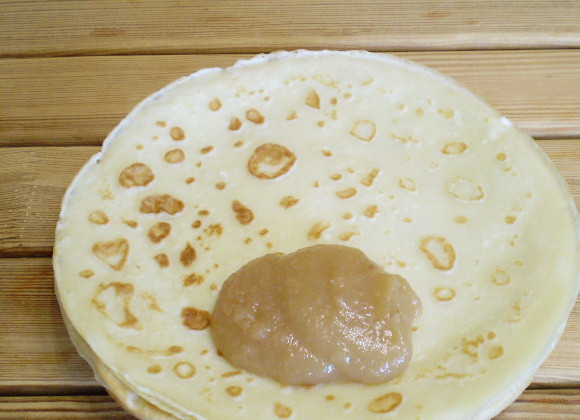 1. Этап. Блинчики с повидлом: 7. На каждый блинчик кладем по две чайных ложки густого повидла.