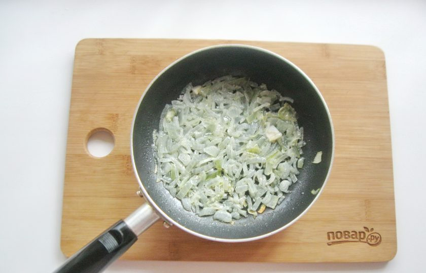 1. Этап. Удон в сливочном соусе: Поджарьте лук до прозрачности.