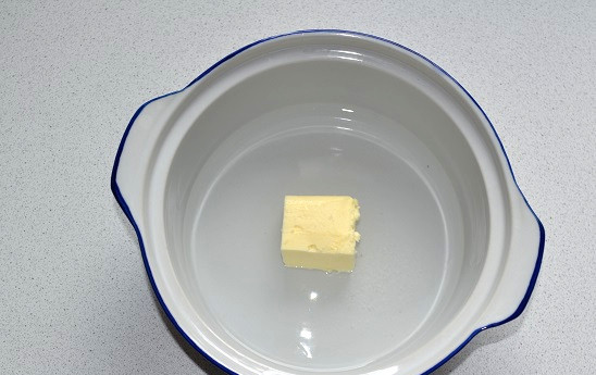 1. Этап. Заварные французские булочки: Воду соедините со сливочным маслом и поставьте на огонь.