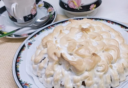 1. Этап. Блинный пирог с яблоками и меренгой: Белки взбить в крепкую пену, добавляя сахарную пудру частями. Обмазать белковым кремом торт и поставить в разогретую до 180°C духовку на 20–25 минут: белки должны стать золотистого цвета.