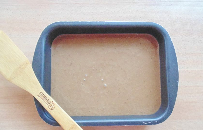 1. Этап. Торт Графские развалины с ананасами: Вылейте тесто в форму с антипригарным покрытием.
