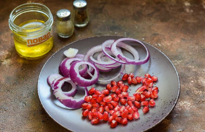 1. Этап. Салат с куриной печенью и гранатом: Гранат очистите и разберите. Лук очистите и нарежьте тонкими кольцами.
