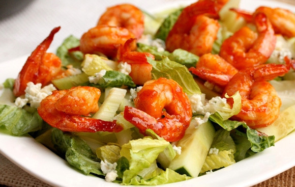 1. Этап. Салат с креветками: Добавьте в салат креветки.