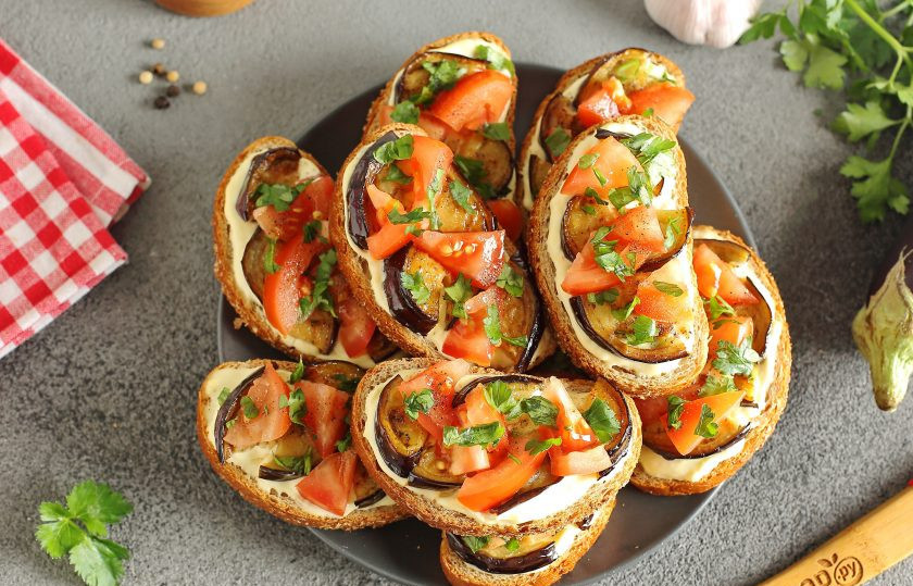 1. Этап. Бутерброды с баклажанами и помидором: Приятного аппетита!