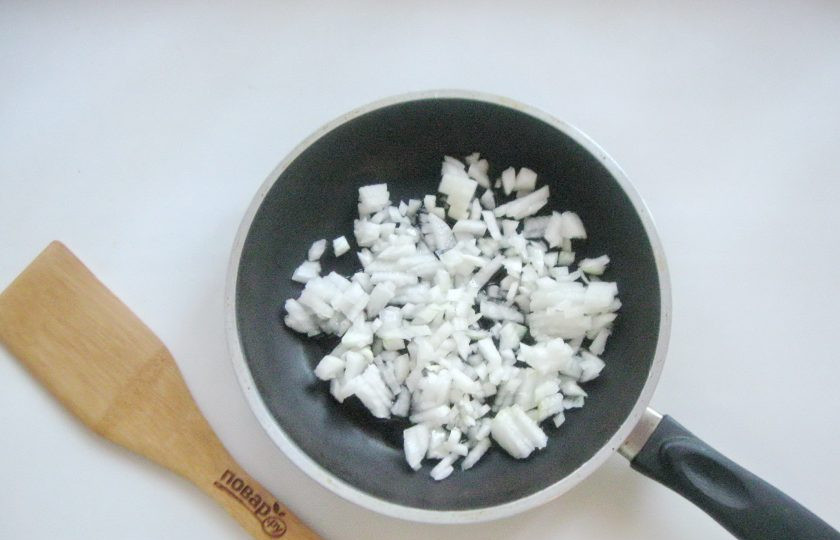 1. Этап. Суп Харчо с пшеном: Две луковицы очистите, помойте и мелко нарежьте. Выложите в сковороду.