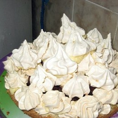 1. Этап. Торт Графские развалины: Сверху выкладываем оставшиеся безе.