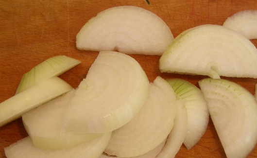 1. Этап. Свиные ребра, тушенные с картошкой: Очищенный лук нарежьте тонкими полукольцами.