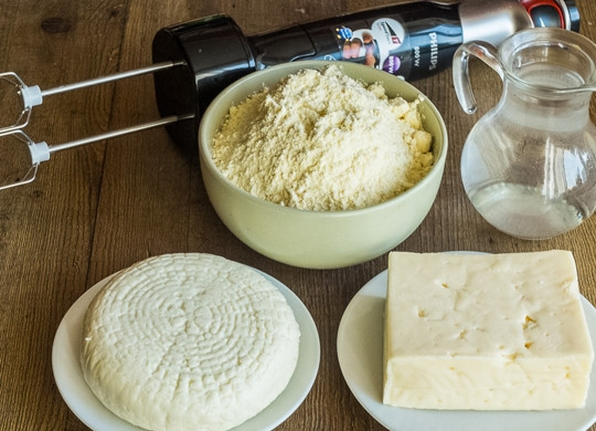 1. Этап. Сырники из адыгейского сыра: 1. Вот такой простой набор ингредиентов вам потребуется. Брынза — это скорее дополнение, так что ее можете и не использовать, если не хотите.