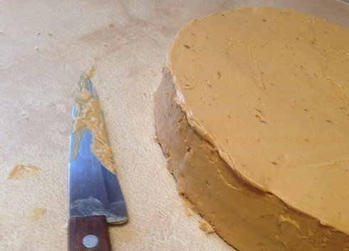 1. Этап. Бисквитный торт с масляным кремом: Накрываем вторым коржом и используем оставшийся крем. Покрываем кремом и верх и бока торта.