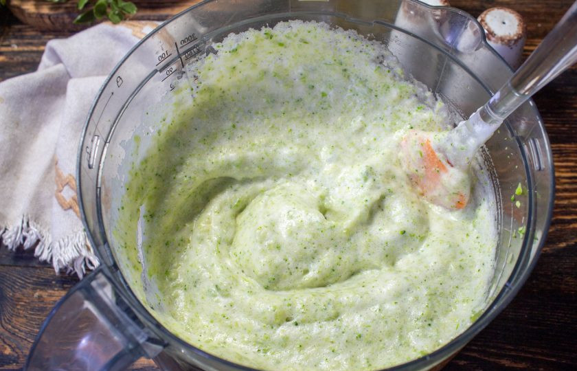 1. Этап. Рулет из брокколи с творожным сыром: Таким образом введите все взбитые белки и соедините аккуратно с измельченной брокколи.