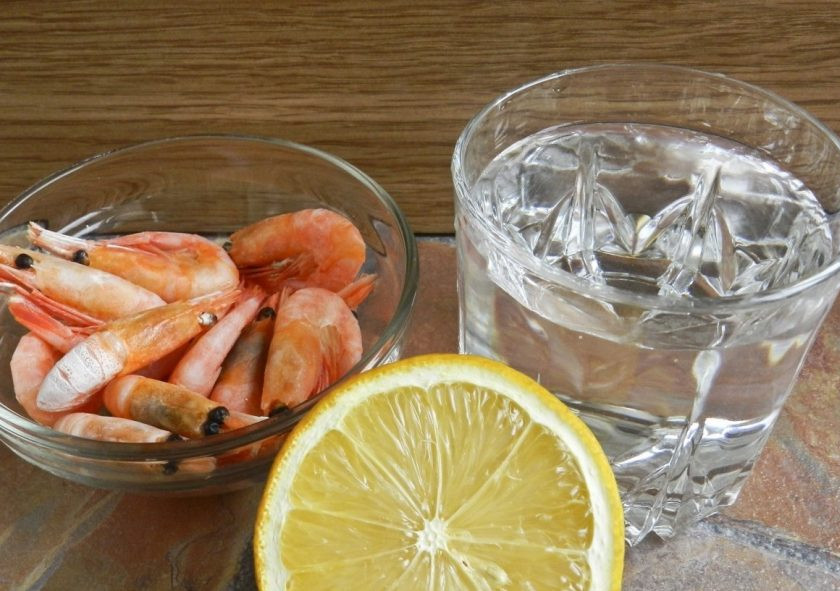 1. Этап. Салат с креветками и яйцами: 1. Очень люблю этот салат с креветками и яйцами. Заправляется он особым соусом, который готовится на основе оливкового масла, горчицы и горчичного масла. Предварительно креветки нужно отварить.