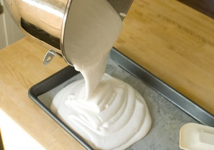 1. Этап. Домашние низкоуглеводные маршмеллоус: Застилаем форму пергаментом, выкладываем в неё получившуюся массу.