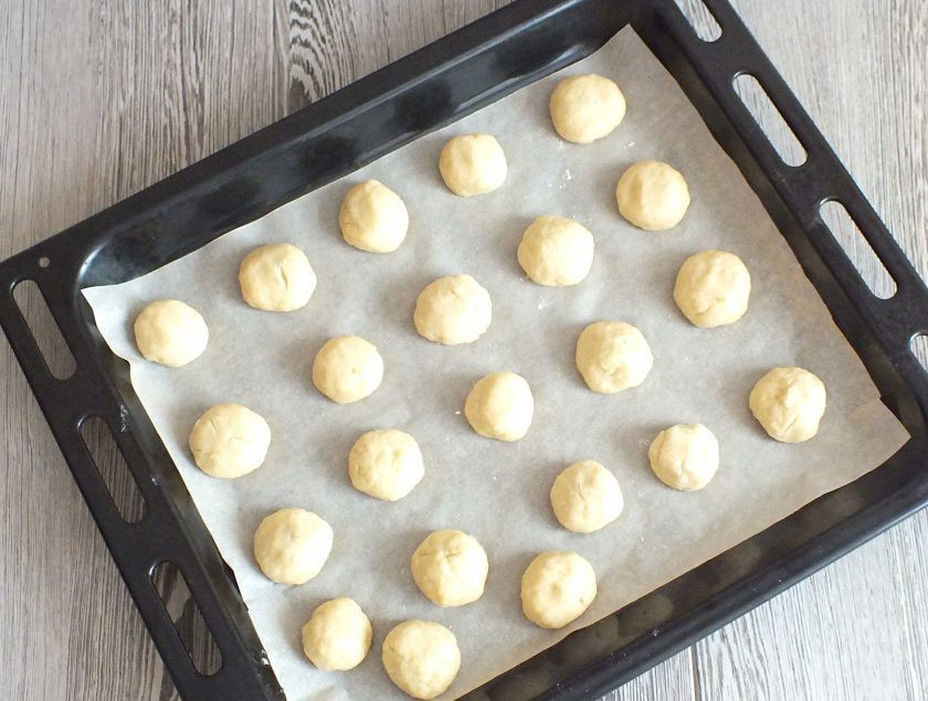 1. Этап. Печенье с ирисками: Подготовленное печенье выложите на противень на небольшом расстоянии друг от друга. Поставьте выпекаться в разогретую до 180 градусов духовку на 20 минут. Учитывайте особенности своей духовки!