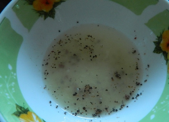 1. Этап. Салат с сельдью по-цёблицки: 6. Готовим заправку: смешиваем винный уксус (у меня белый, но можно и красный), соль, сахар и черный молотый перец.