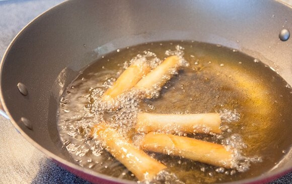 1. Этап. Мясо в рисовой бумаге: 14. И жарьте до румяности по несколько минут.