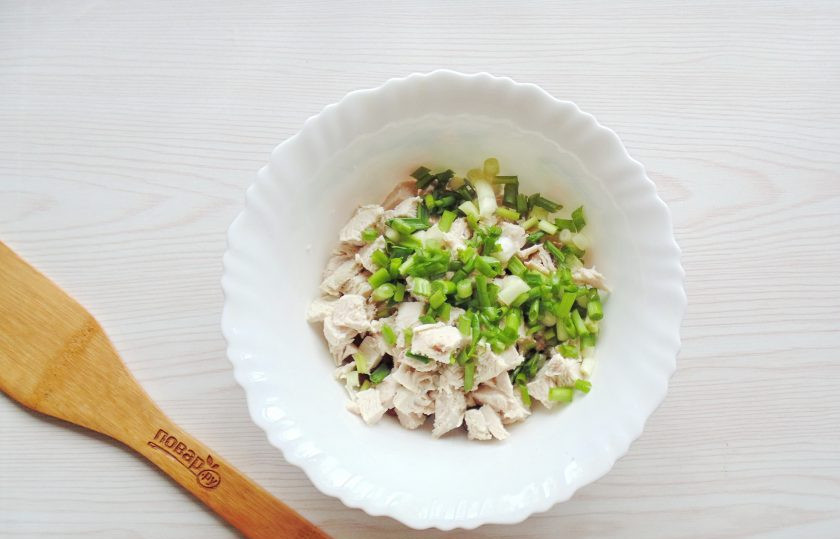 1. Этап. Салат с фасолью, курицей и помидорами: Зеленый лук мелко нарежьте и добавьте в салат.