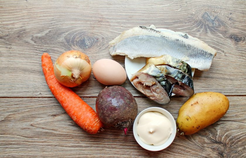 1. Этап. Селёдка под шубой с двумя видами рыбы: Подготовьте все необходимые ингредиенты для приготовления салата. Яйца, овощи вымойте и отварите, дайте остыть и очистите. Рыбу при необходимости очистите от кожи и костей.