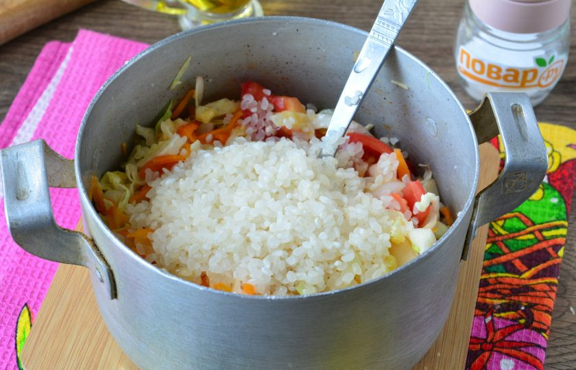 1. Этап. Салат из капусты и риса на зиму: Всыпьте промытый рис. Если сока и жидкости мало, влейте немного воды, примерно 100 грамм. Добавьте соль и перемешайте.