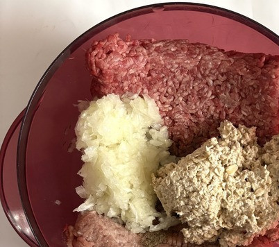 1. Этап. Котлеты из духовки диетические: Добавить в фарш соль, чёрный перец и приправы для мяса/котлет. У меня смесь приправ для котлет. Лук и набухшие овсяные хлопья также добавить к мясу.