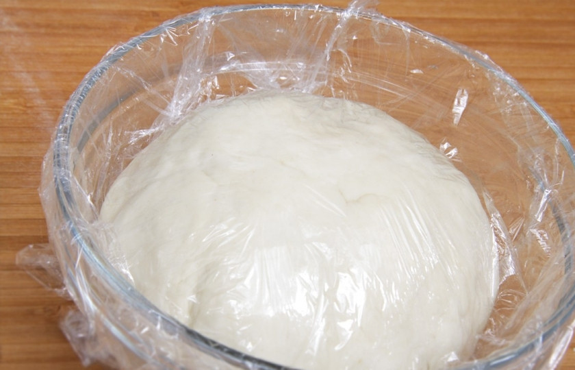 1. Этап. Фокачча бездрожжевая: Из теста сформируйте шар. Закройте его плёнкой и оставьте на час при комнатной температуре.