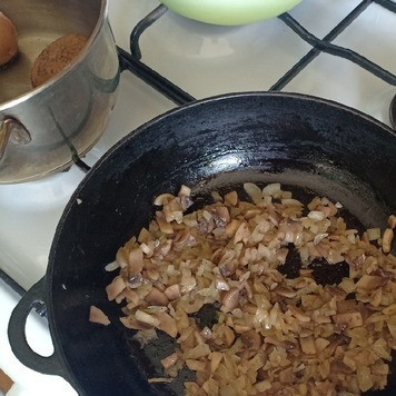 1. Этап. Салат Вкуснейший: Выложить их в сковороду, посолить, поперчить по вкусу и обжарить на сковороде на оставшейся половине сливочного масла.