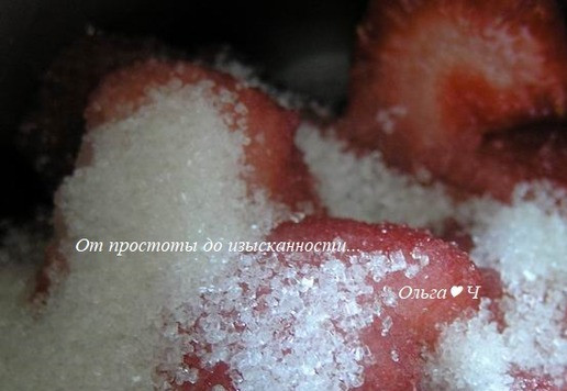 1. Этап. Клубнично-мятное мороженое: Клубнику выложите в маленькую кастрюльку, засыпьте сахаром.