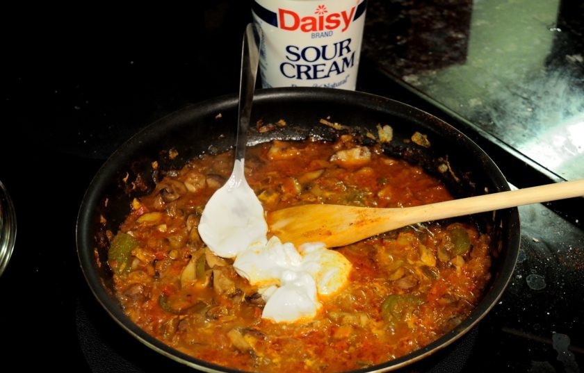 1. Этап. Овощи, тушенные в сметане: Затем добавляем в наше рагу сметану, перемешиваем, протушиваем минуту.