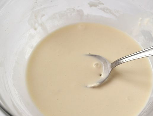 1. Этап. Морепродукты в кляре: 5. Влить тонкой струйкой холодную воду и перемешать. Оставить тесто на 15-20 минут в холодном месте.