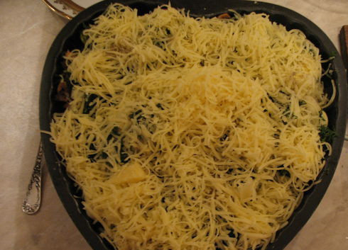 1. Этап. Цветная капуста с грибами и сыром: 8. Присыпать сыром и отправить форму в разогретую духовку минут на 15. При желании сверху цветная капуста с грибами и сыром в домашних условиях может быть смазана еще майонезом или сметаной, например.