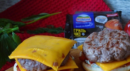 1. Этап. Бургер Пестрая осень: В конце жарки на котлеты положить по ломтику сыра. На слой перца положить ломтик сыра. На него перенести горячую котлету.