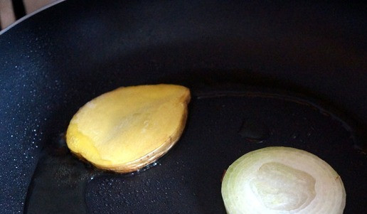 1. Этап. Бенедикт по-сибирски: Уложить картошку и лук, обжарить до коричневого цвета.