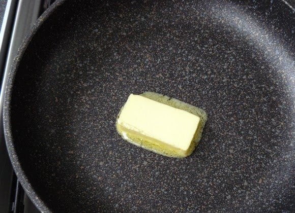 1. Этап. Яблочный штрудель из готового слоеного теста: Половинку сливочного масла разогрейте на сковороде.