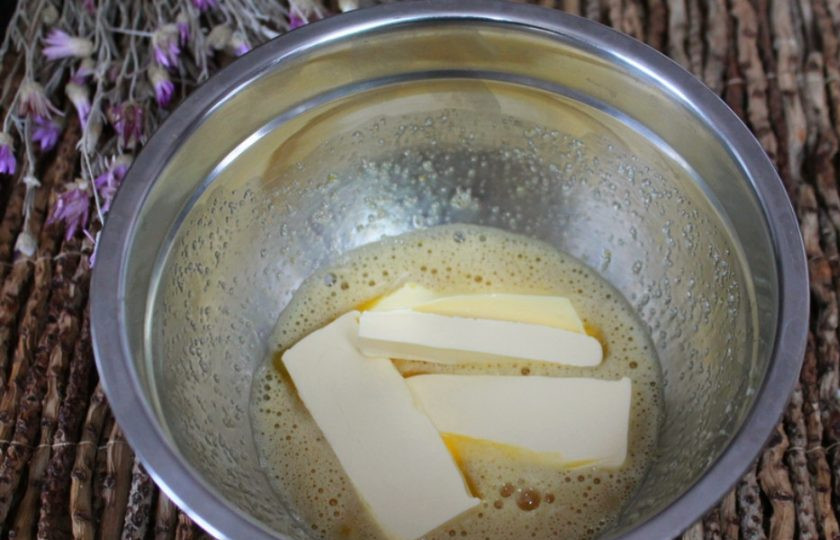 1. Этап. Творожное печенье с маком: Добавляем мягкое сливочное масло.