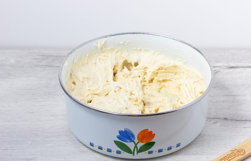 1. Этап. Кекс Уфимский по ГОСТу: Муку просейте с разрыхлителем и постепенно введите в масляную массу.