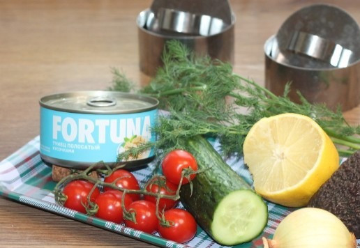 1. Этап. Слоеный салат с авокадо, тунцом, черри: 1. Подготовим продукты для приготовления салата.