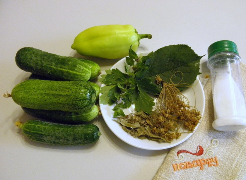 1. Этап. Соленые огурчики на зиму: Приготовьте огурчики и зелень, воду и соль для рассола. Огурчики вымойте и замочите в холодной воде на 2 часа минимум.