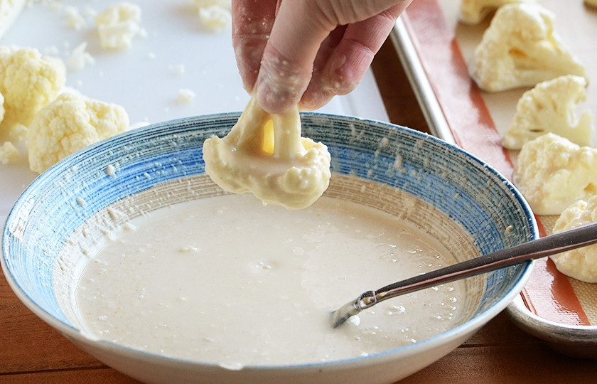 1. Этап. Цветная капуста в духовке: Должна получиться достаточно жидкая смесь. В эту смесь мы опускаем каждый кусочек цветной капусты. Тщательность здесь не помешает ;)