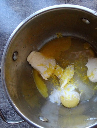 1. Этап. Трайфлы с лимонным курдом: Соединить в сотейнике желтки, сахар, мягкое масло, лимонный сок и цедру.