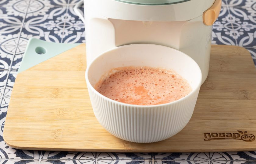 1. Этап. Классическая томатная паста: Пропустите помидоры через соковыжималку.