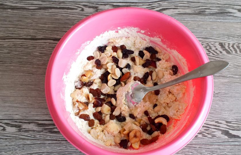 1. Этап. Кекс Штоллен: В процессе перемешивания добавьте микс сухофруктов с орехами. Добавьте оставшуюся муку. Месите руками.