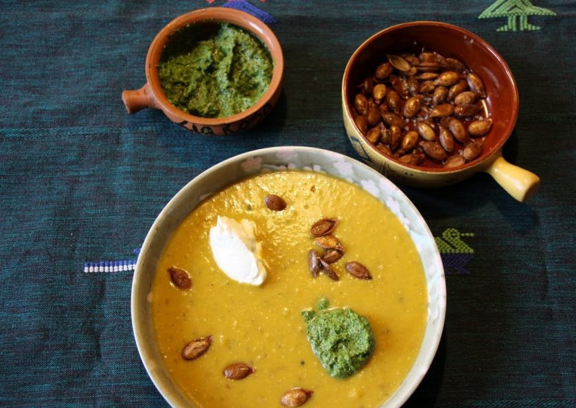 1. Этап. Суп из запеченной тыквы: 7. Подавайте суп из запеченной тыквы горячим, добавив пюре из зелени и чеснока, а также пару капель растительного масла.