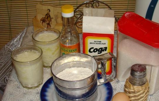 1. Этап. Оладушки на простокваше пышные: Яйца взбейте с сахаром, солью и простоквашей.