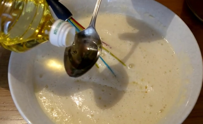 1. Этап. Ажурные блинчики на дрожжах: 3. Через час добавьте в тесто 2 ст. ложки растительного масла и хорошо перемешайте.