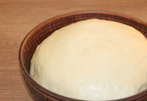 1. Этап. Закусочные пирожки с рубленной индейкой: 15. Готовое тесто обминаем и даем минут 20 (под пленкой) ему подняться.